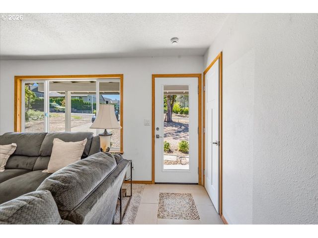 7028 Se HOGAN Rd, Gresham, OR 97080