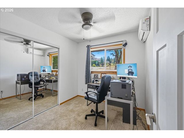7028 Se HOGAN Rd, Gresham, OR 97080