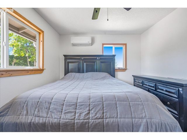 7028 Se HOGAN Rd, Gresham, OR 97080