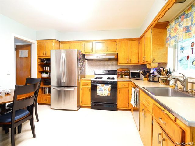 10 LINDA Drive, Montebello, NY 10901