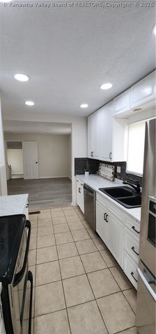 909 Dupont Avenue, Nitro, WV 25143