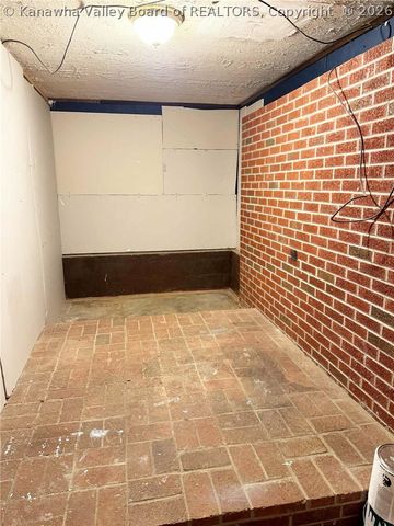 909 Dupont Avenue, Nitro, WV 25143