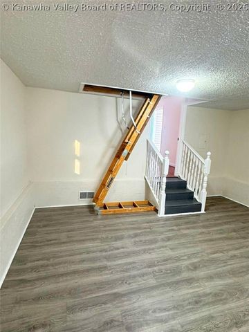 909 Dupont Avenue, Nitro, WV 25143