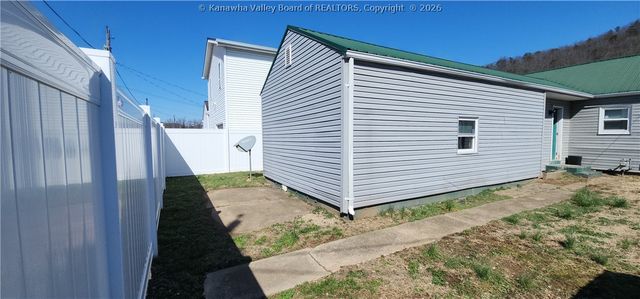 909 Dupont Avenue, Nitro, WV 25143