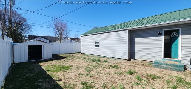 909 Dupont Avenue, Nitro, WV 25143