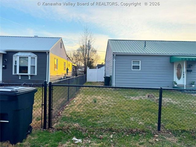 909 Dupont Avenue, Nitro, WV 25143