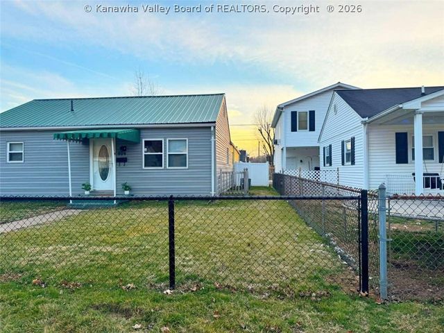 909 Dupont Avenue, Nitro, WV 25143