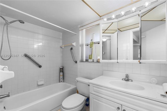 8450 Sunrise Lakes Blvd 306, Sunrise, FL 33322