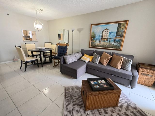 4640 W Lucerne Lakes Blvd W 404, Lake Worth, FL 33467