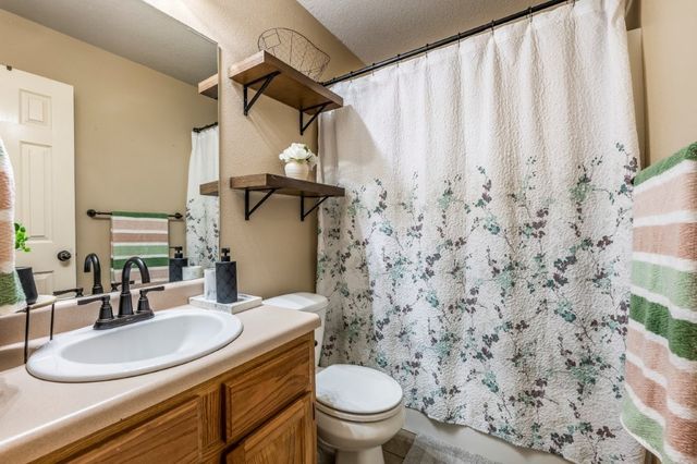 100 E Southpointe Avenue, Rogers, AR 72758