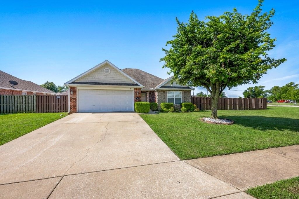 100 E Southpointe Avenue, Rogers, AR 72758