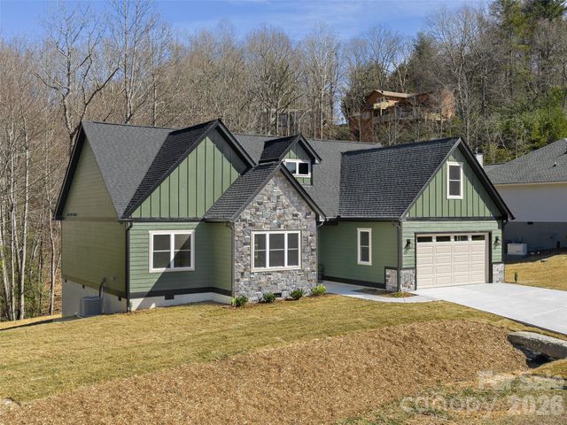 399 Crystal Heights Drive, Hendersonville, NC 28739