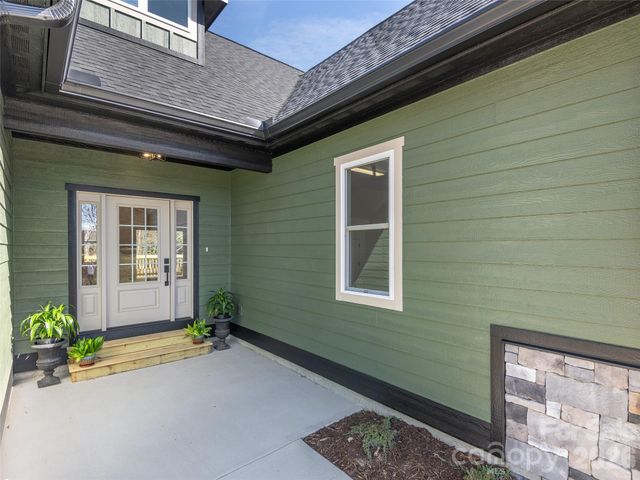 399 Crystal Heights Drive, Hendersonville, NC 28739