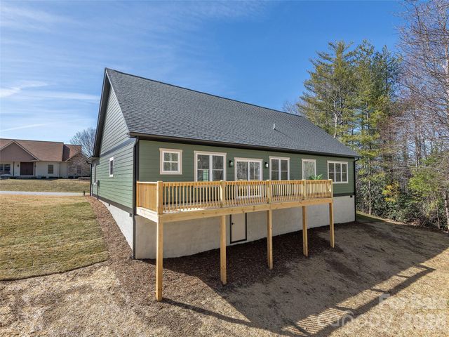 399 Crystal Heights Drive, Hendersonville, NC 28739