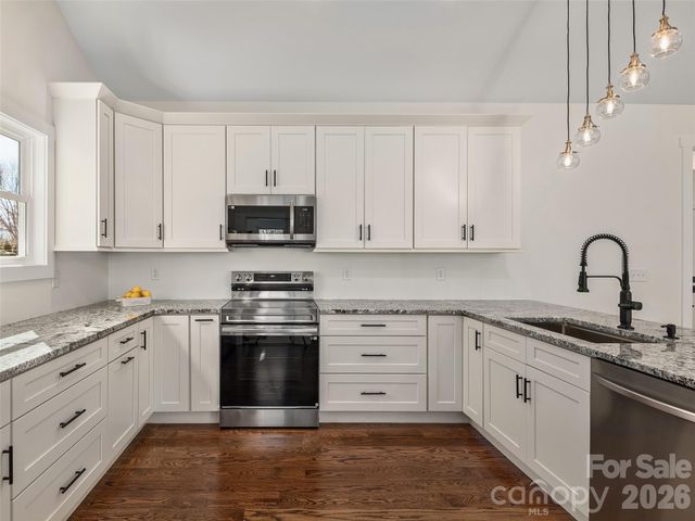 399 Crystal Heights Drive, Hendersonville, NC 28739