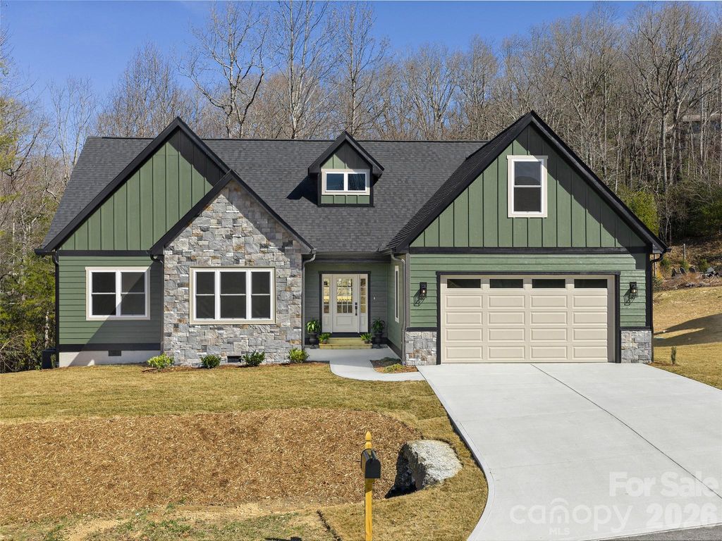 399 Crystal Heights Drive, Hendersonville, NC 28739