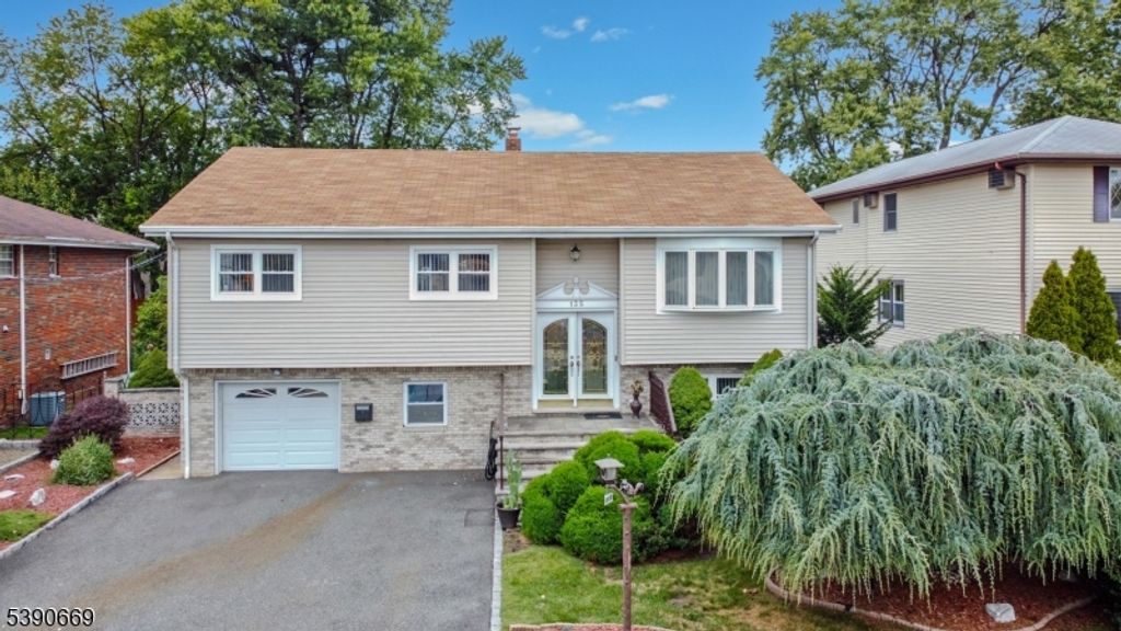 135 Franklin St, Little Ferry Boro, NJ 07643