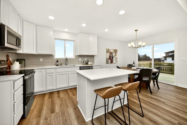 120 NW Rolling Circle, Waukee, IA 50263