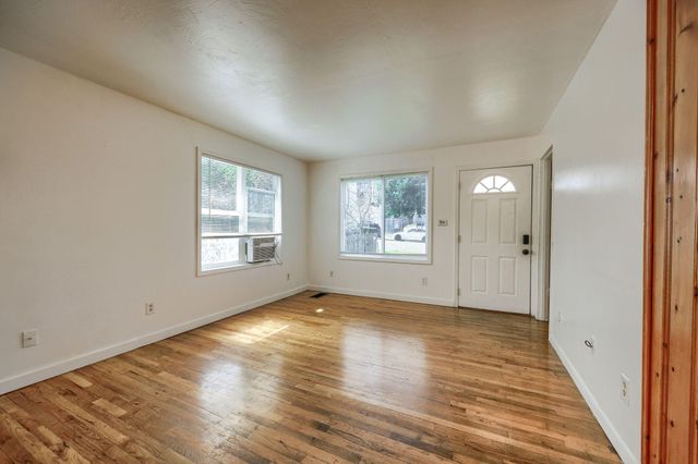 128 S Mountain Avenue, Ashland, OR 97520