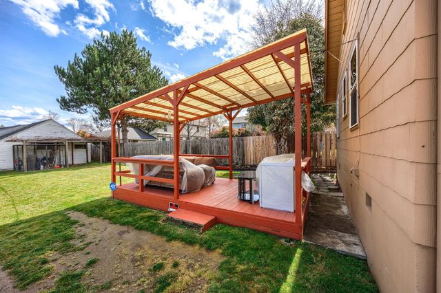 128 S Mountain Avenue, Ashland, OR 97520