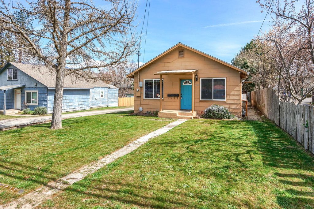128 S Mountain Avenue, Ashland, OR 97520