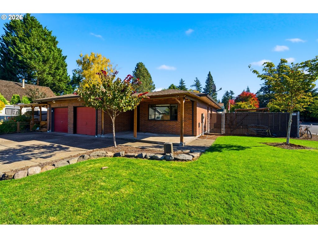 Image 1 of property listing at 480 Sw RUSS Ct, Mc Minnville, OR 97128