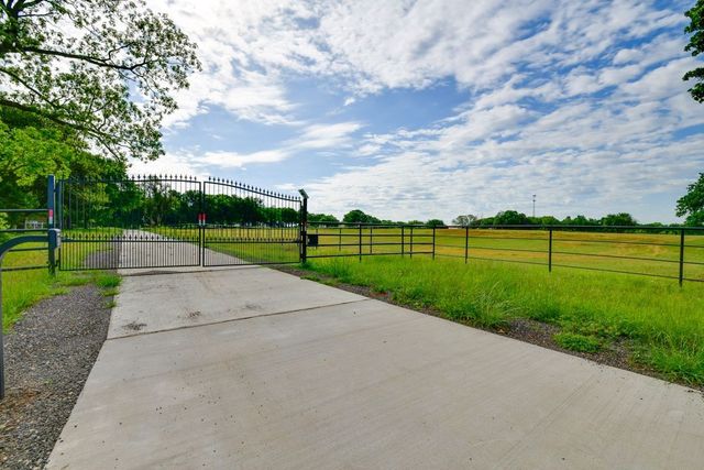 11470 Massey Road, Pilot Point, TX 76258