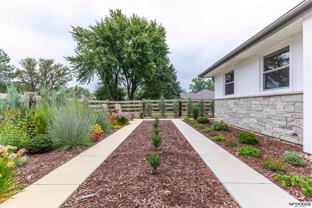 2590 Mock Turtle Lane, Omaha, NE 68142