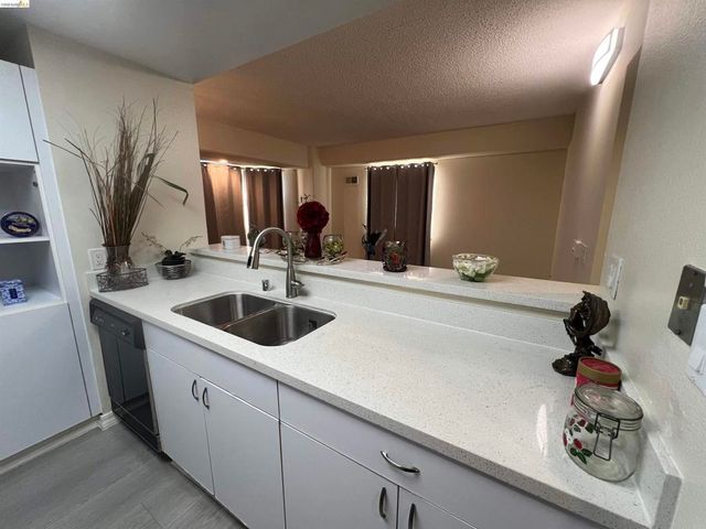 988 Franklin Street 1111, Oakland, CA 94607