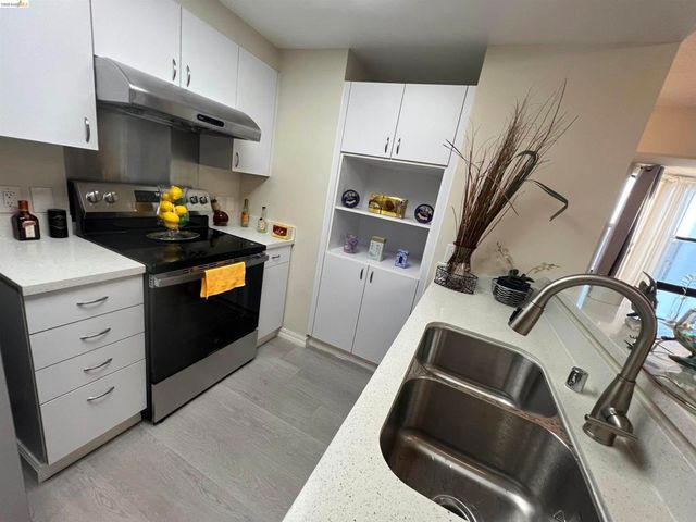 988 Franklin Street 1111, Oakland, CA 94607