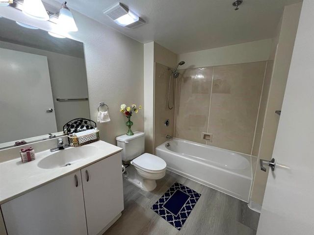 988 Franklin Street 1111, Oakland, CA 94607