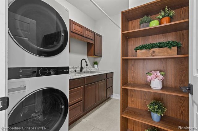 26328 Fieldstone Drive, Novi, MI 48374