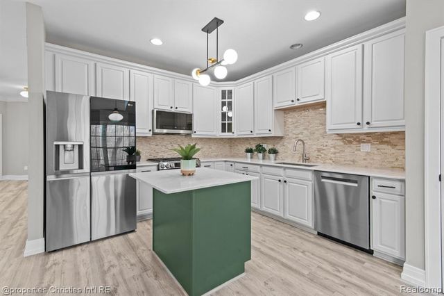 26328 Fieldstone Drive, Novi, MI 48374