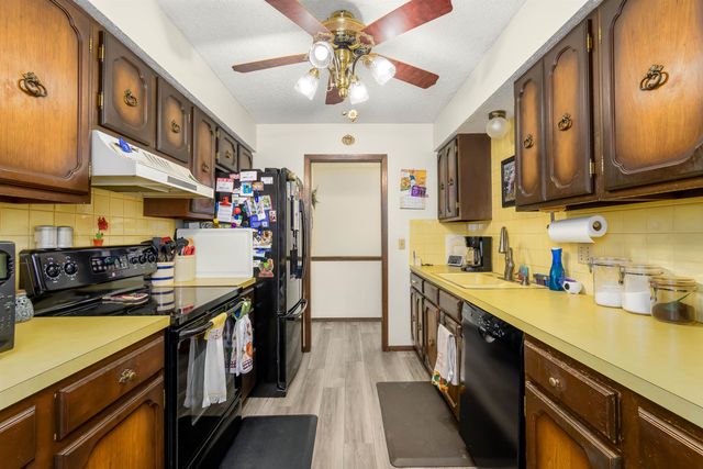 1120 N Hazelwood Ln, Wichita, KS 67212