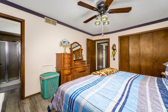 1120 N Hazelwood Ln, Wichita, KS 67212