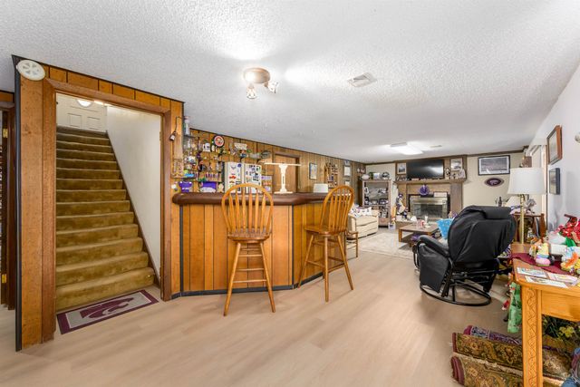 1120 N Hazelwood Ln, Wichita, KS 67212