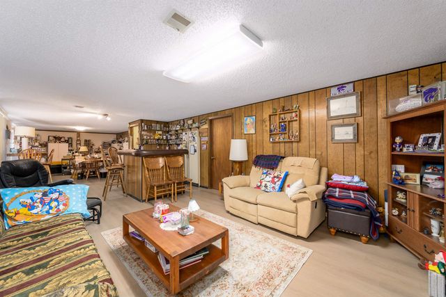 1120 N Hazelwood Ln, Wichita, KS 67212