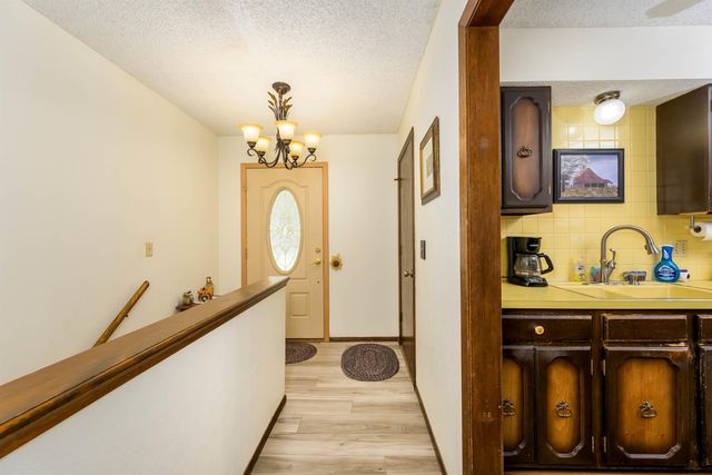 1120 N Hazelwood Ln, Wichita, KS 67212