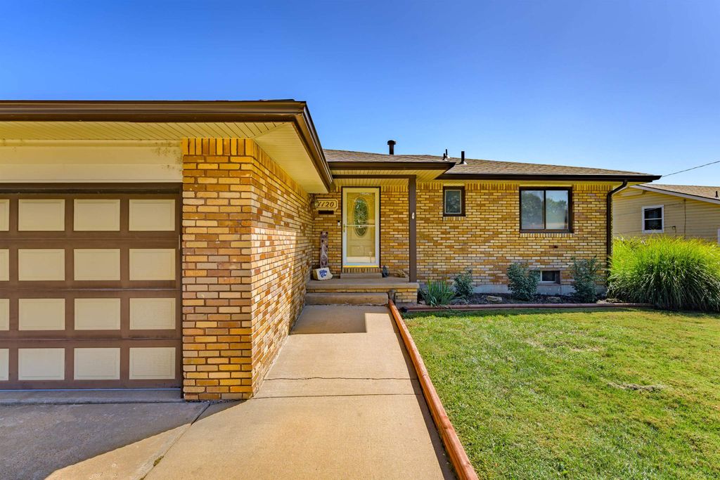 1120 N Hazelwood Ln, Wichita, KS 67212