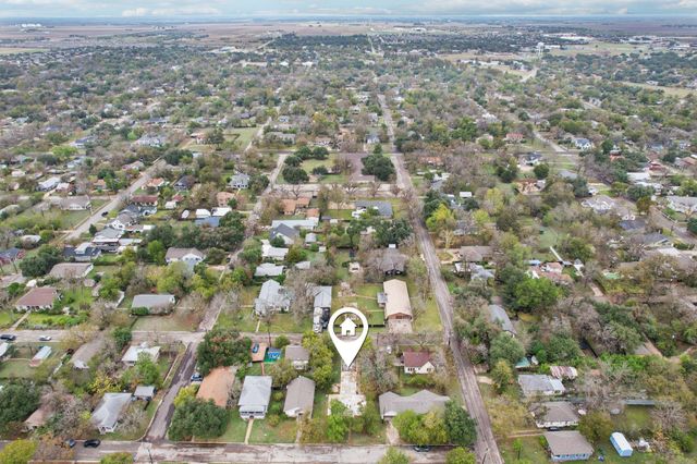 904 James ST, Taylor, TX 76574