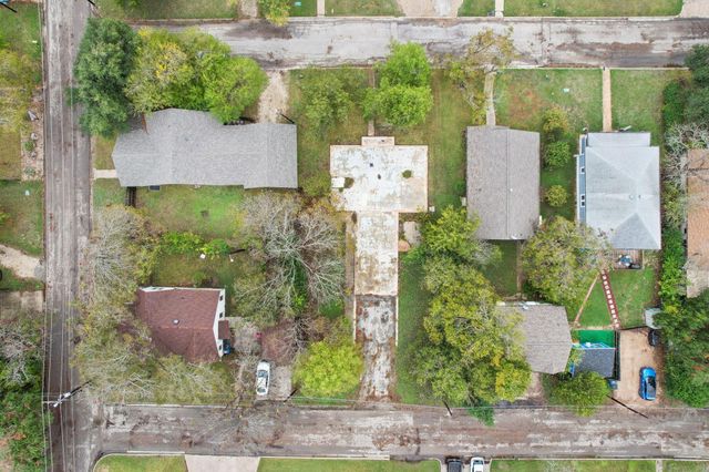 904 James ST, Taylor, TX 76574