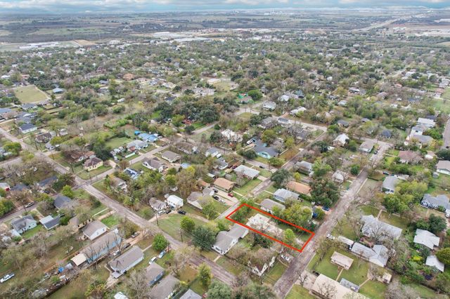 904 James ST, Taylor, TX 76574