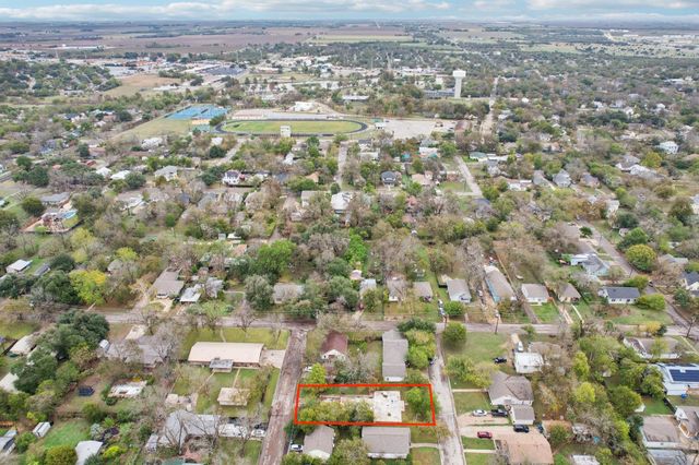 904 James ST, Taylor, TX 76574