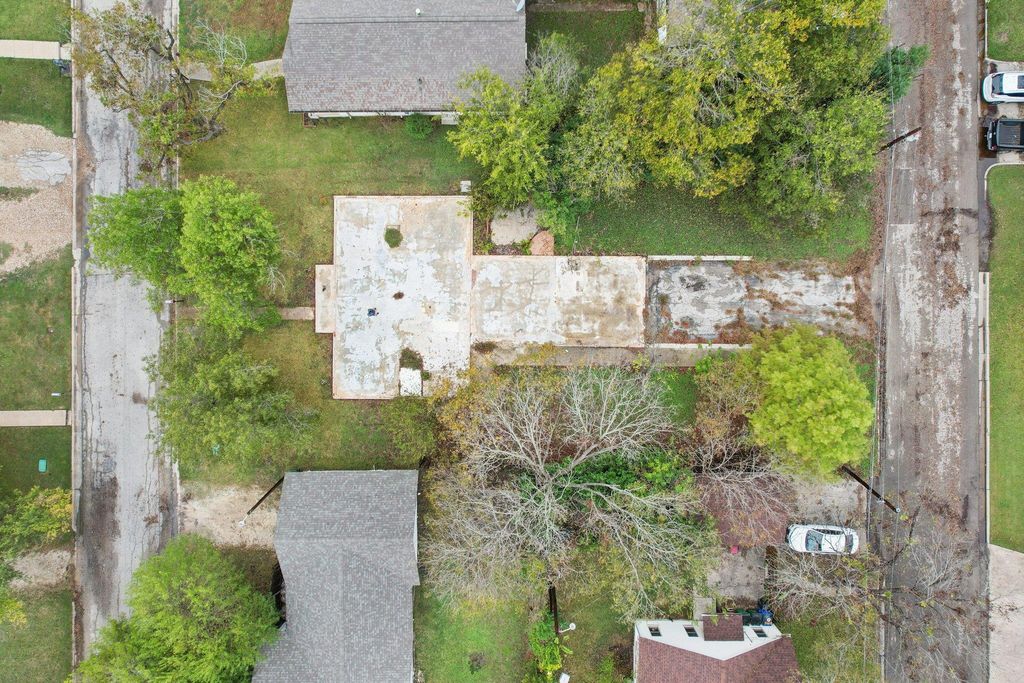 904 James ST, Taylor, TX 76574