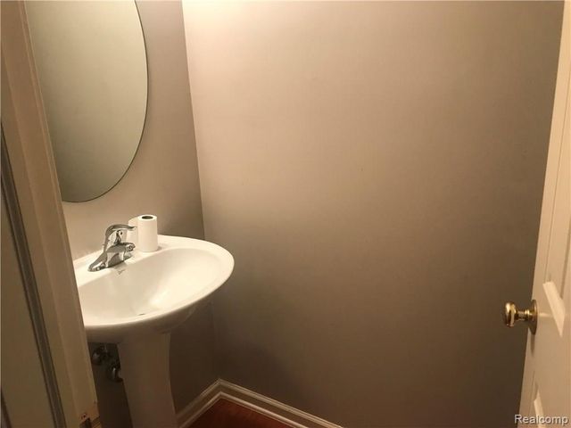 16941 Hawick 142, Romulus, MI 48174