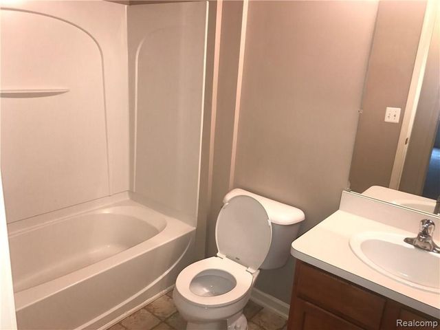 16941 Hawick 142, Romulus, MI 48174