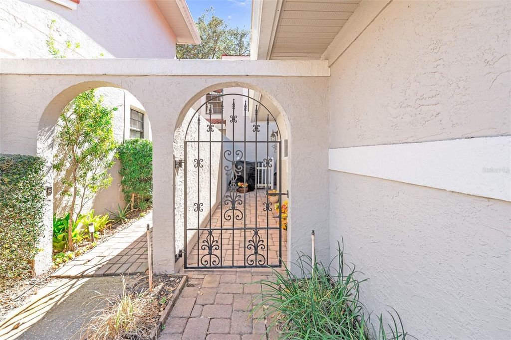 Image 12 of property listing at 8230 AMBROSE COVE WAY, Orlando, FL 32819