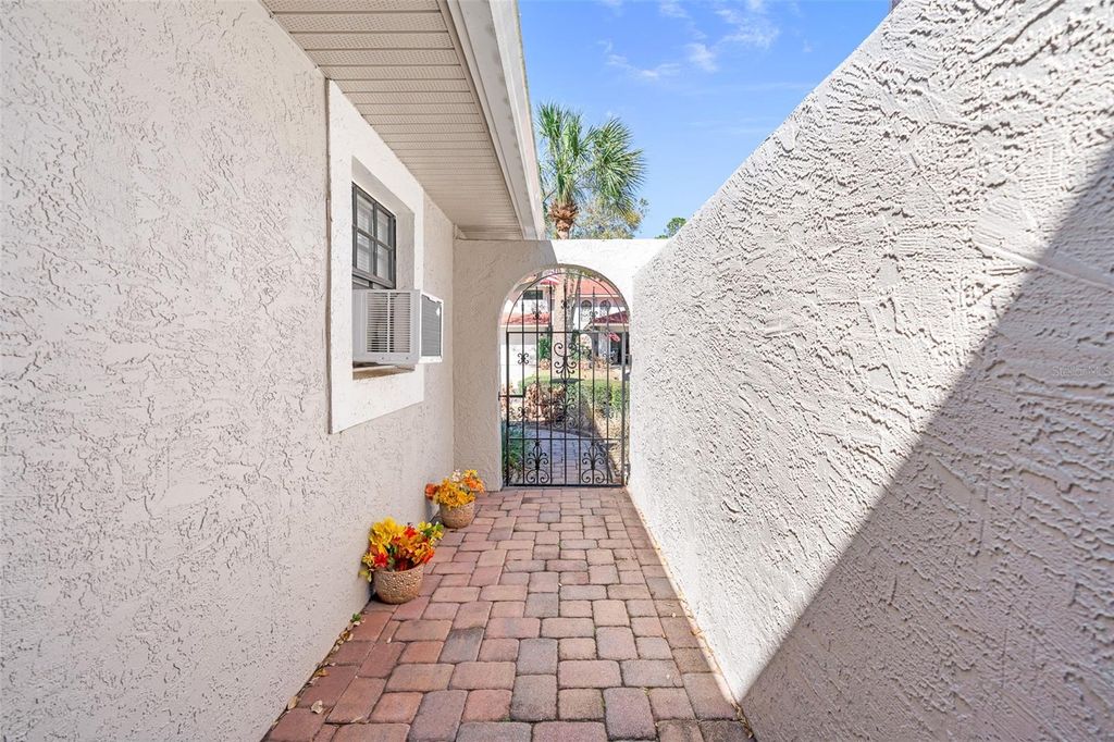 Image 13 of property listing at 8230 AMBROSE COVE WAY, Orlando, FL 32819