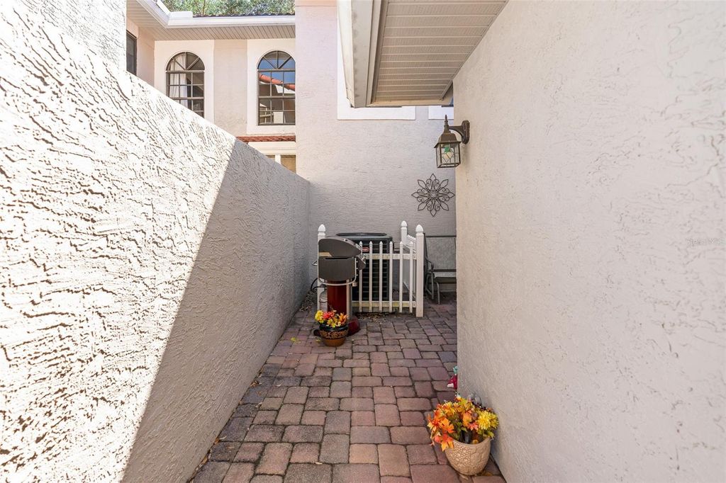 Image 14 of property listing at 8230 AMBROSE COVE WAY, Orlando, FL 32819