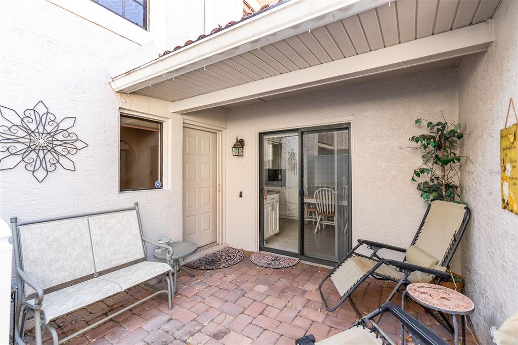 Image 15 of property listing at 8230 AMBROSE COVE WAY, Orlando, FL 32819